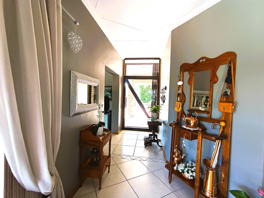 5 Bedroom Property for Sale in Langenhovenpark Free State